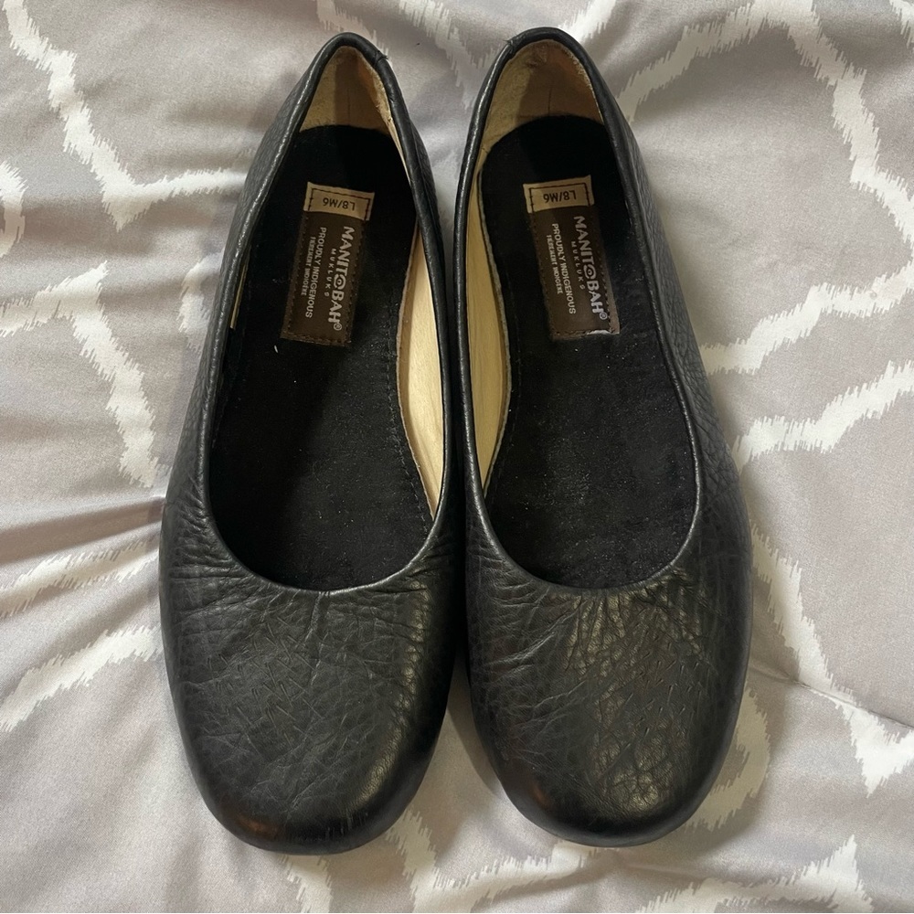 Manitoba mukluks black leather flats size 8